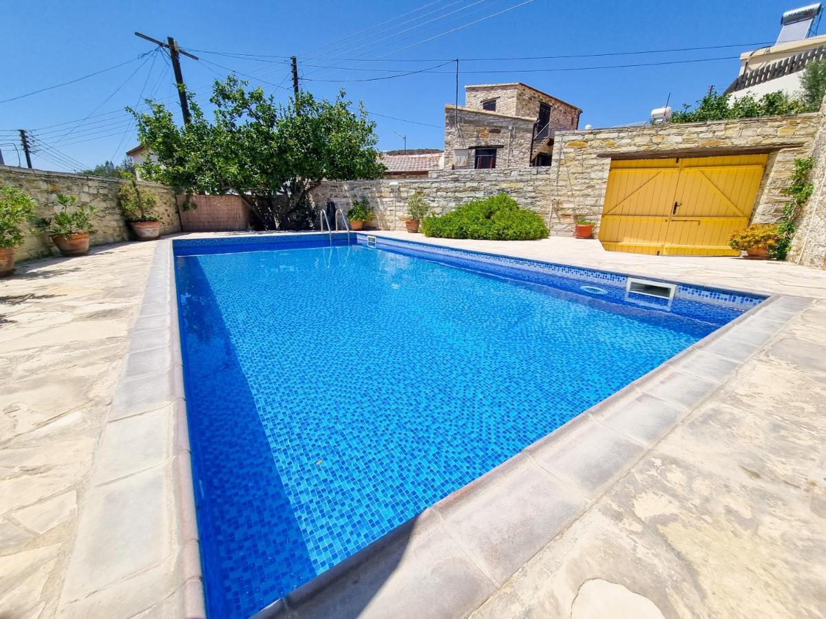 Poolside Escape Studio In Skarinou Village With Pool Facilities Bagian luar foto